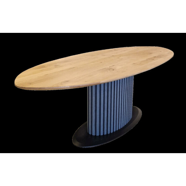 Ovaler Tisch mit 4 cm starker Holzplatte